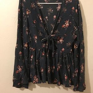 Floral keyhole blouse ✨